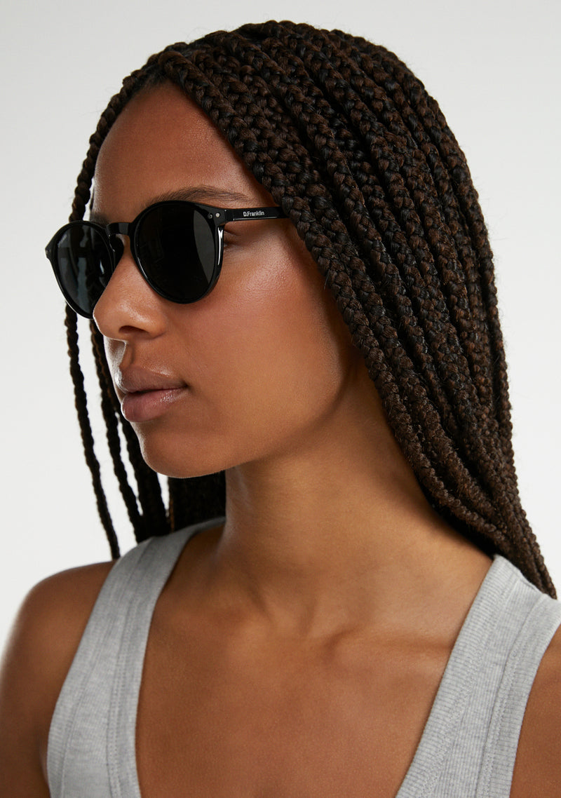 Round polarized lenses tinted in black and TR90 frame
